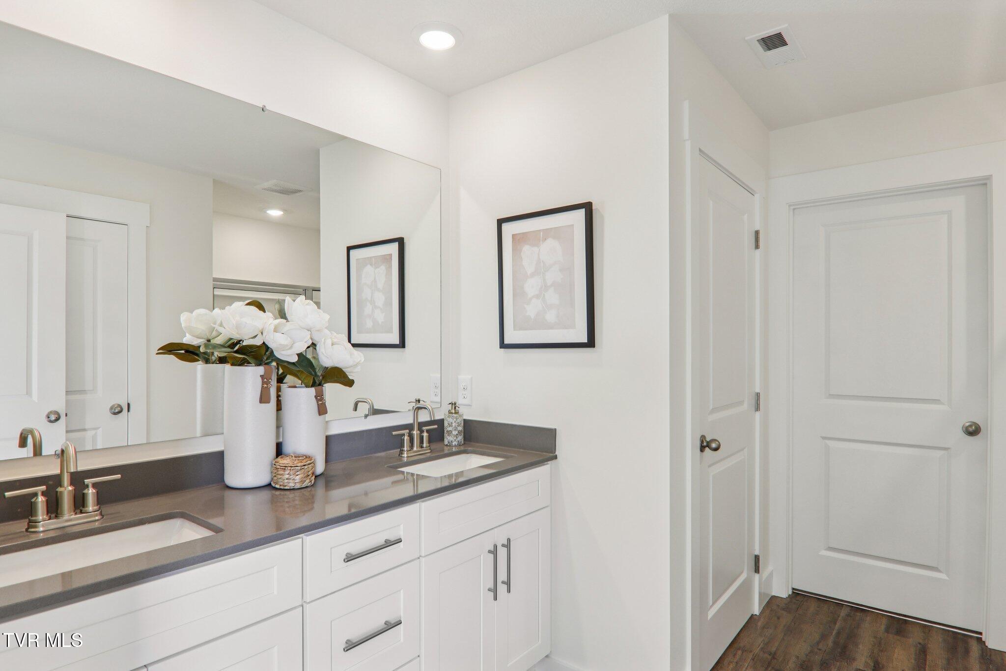 591 Fieldcrest Road Blountville, TN 37617 - Photo 30 of 45 35-web-or-mls-Chimney Vw Lp-S0511-035