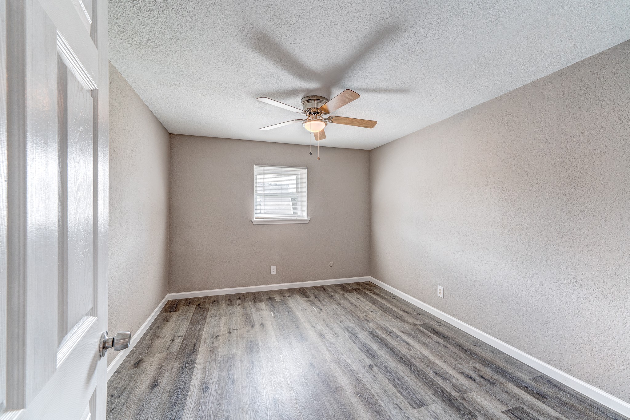 523 Spring Drive, Unit 4 Pasadena, TX 77504 - Photo 15 of 18 Second bedroom with ceiling fan