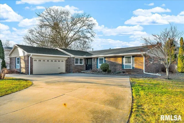 $292,500 | 192 Potawatomi Road, Galesburg, IL 61401