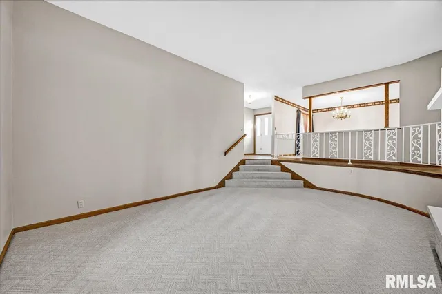 $292,500 | 192 Potawatomi Road, Galesburg, IL 61401