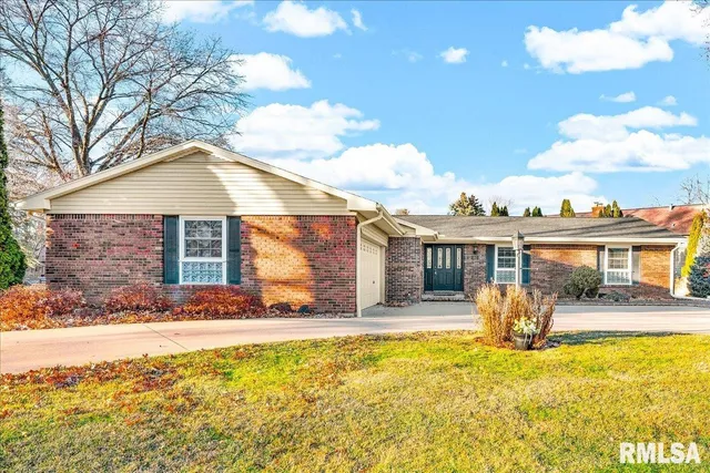 $292,500 | 192 Potawatomi Road, Galesburg, IL 61401