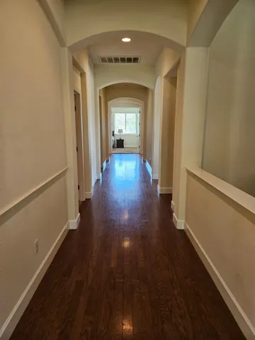 a view of livingroom with furniture