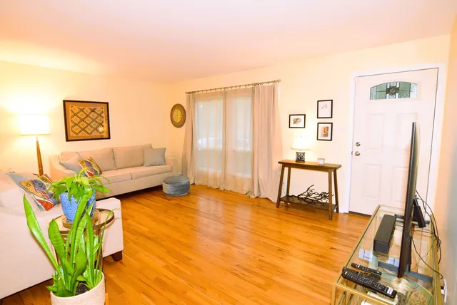 $239,900 | 945 West 187th Street, Homewood, IL 60430