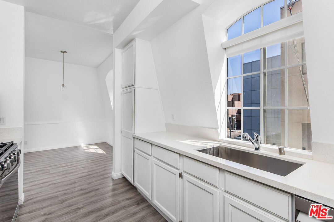 9800 Vidor Drive, Unit 303 Los Angeles, CA 90035 - Photo 14 of 19