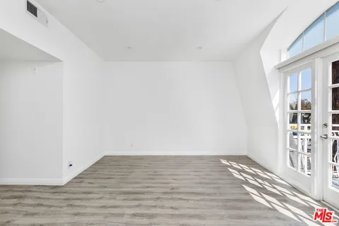 $3,895 | 9800 Vidor Drive, Unit 303, Los Angeles, CA 90035