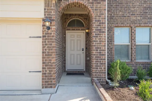a view of entryway with a white door