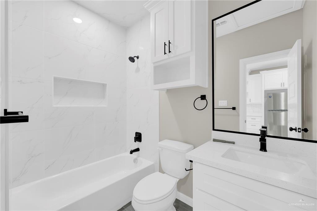 905 Crestview Street, Unit 2 Weslaco, TX 78596 - Photo 10 of 12 a bathroom with a toilet a sink and a bathtub