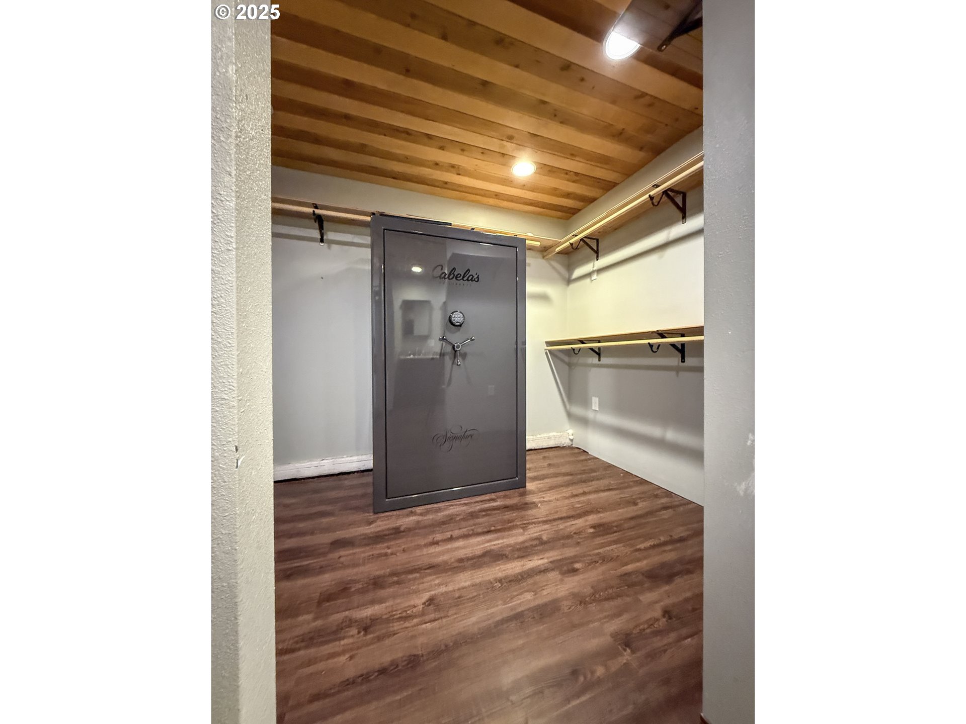 26609 South Elwood Road Colton, OR 97017 - Photo 11 of 38 a view of a hallway with wooden floor