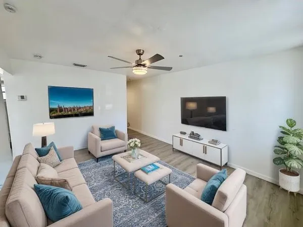 $1,975 | 2409 Taft Street, Hollywood, FL 33020