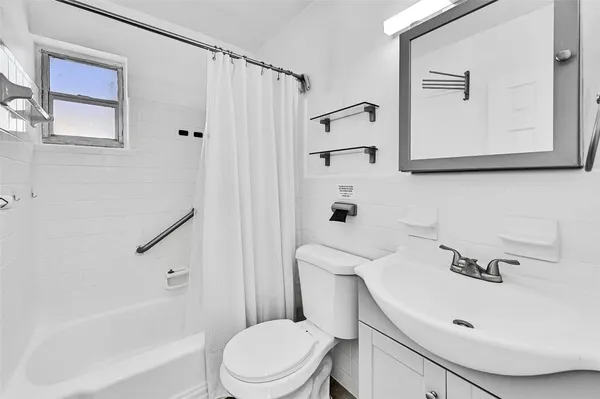$1,975 | 2409 Taft Street, Hollywood, FL 33020