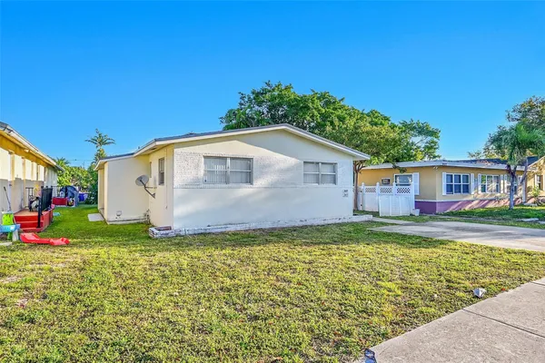 $1,975 | 2409 Taft Street, Hollywood, FL 33020