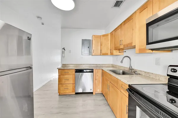 $1,975 | 2409 Taft Street, Hollywood, FL 33020