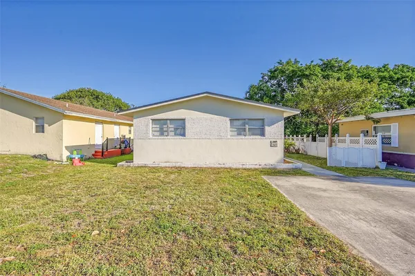 $1,975 | 2409 Taft Street, Hollywood, FL 33020