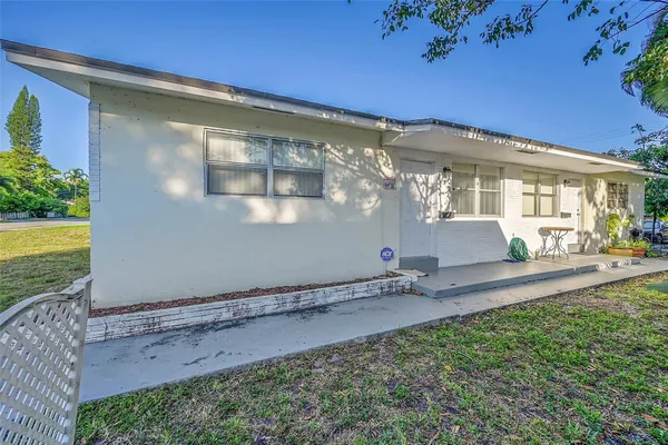 $1,975 | 2409 Taft Street, Hollywood, FL 33020