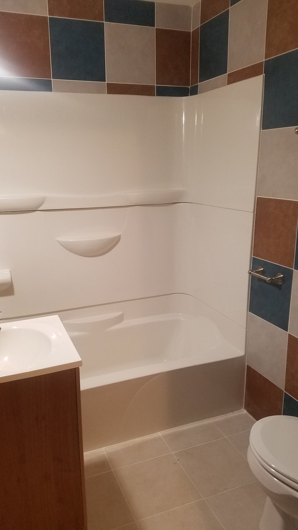1401 Brookside Drive Rochelle, IL 61068 - Photo 13 of 20 a bathroom with a bathtub and a toilet