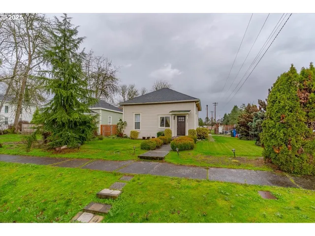 $319,900 | 205 North 3rd Street, Jefferson, OR 97352