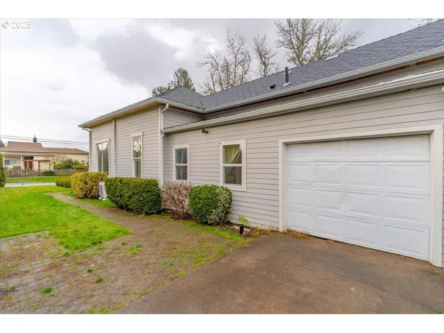$319,900 | 205 North 3rd Street, Jefferson, OR 97352