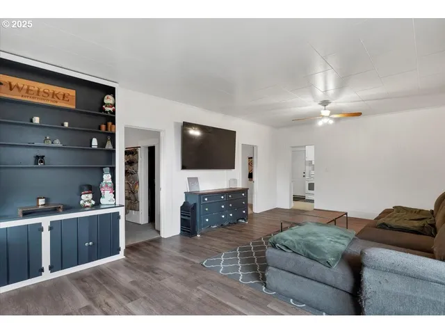 $319,900 | 205 North 3rd Street, Jefferson, OR 97352