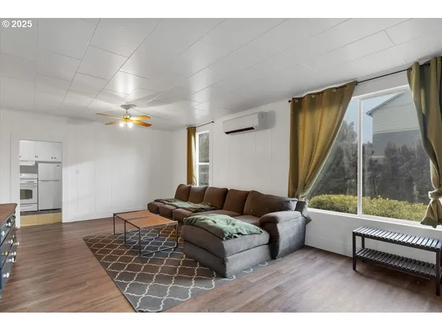 $319,900 | 205 North 3rd Street, Jefferson, OR 97352