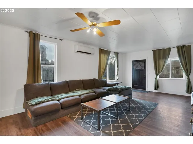 $319,900 | 205 North 3rd Street, Jefferson, OR 97352