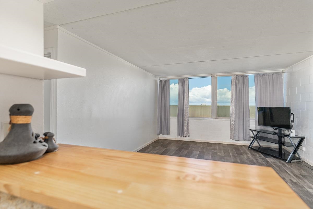 111 Kahului Beach Road, Unit A104 Kahului, HI 96732 - Photo 7 of 38 a view of a livingroom with workspace and a tub