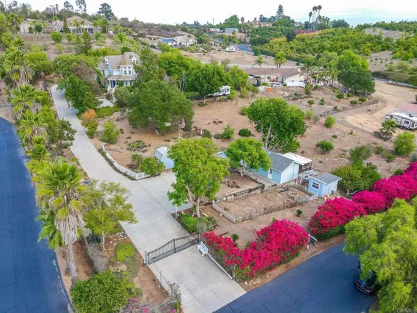 $1,595,000 | 3352 Vía Zara, Fallbrook, CA 92028