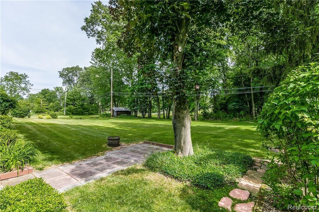 1507 Stockport Drive Rochester, MI 48309 - Photo 27 of 32 View of yard from walk-out of basement