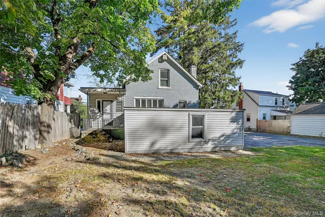 a view of a house with backyard