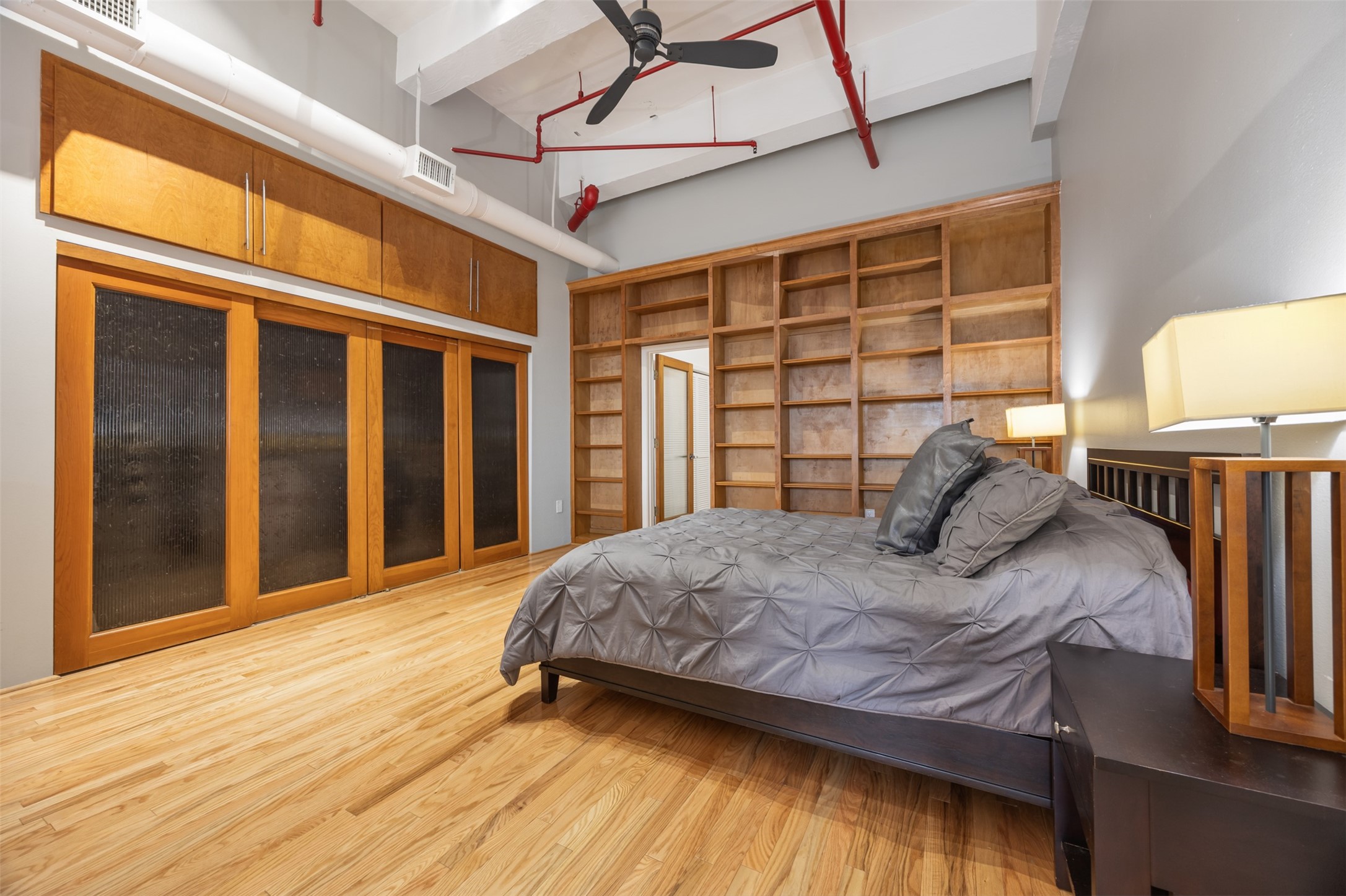 705 Main Street, Unit 513 Houston, TX 77002 - Photo 5 of 22 a bedroom with a bed and wooden floor