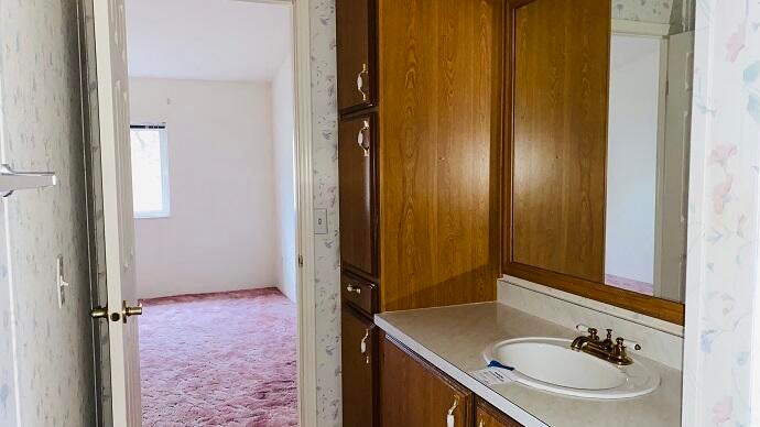 555 Freeman Road, Unit 25 Central Point, OR 97502 - Photo 19 of 33 431-415891 BATHROOM 2 INTO MASTER BEDROO