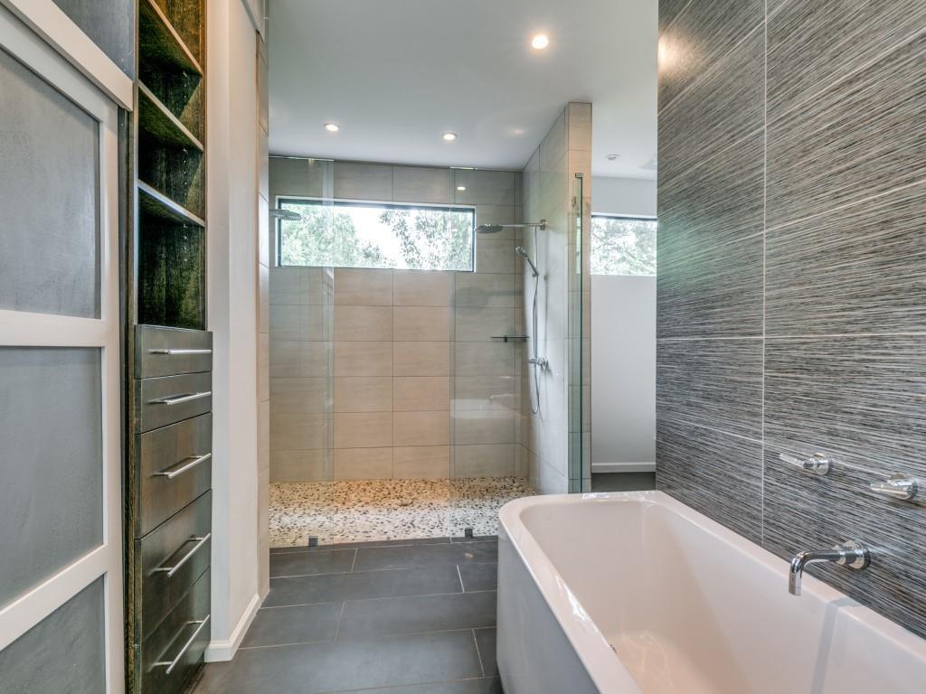 919 Knott Place Dallas, TX 75208 - Photo 16 of 25 a bathroom with a bathtub and shower