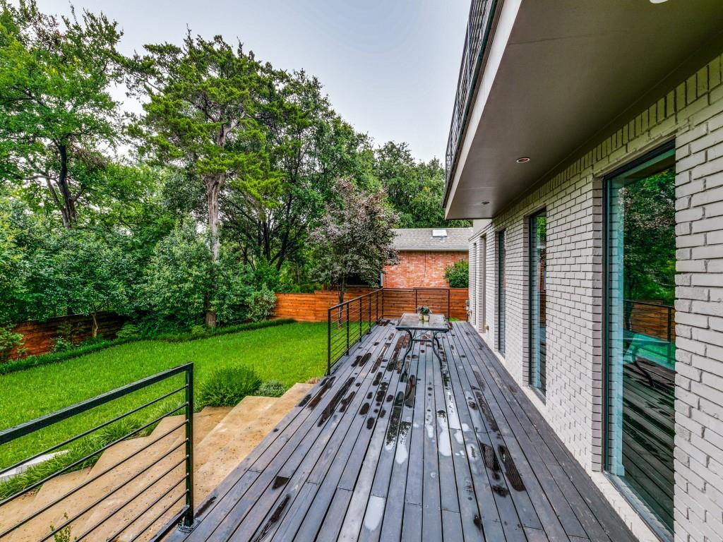 919 Knott Place Dallas, TX 75208 - Photo 21 of 25 a view of a backyard with sitting area