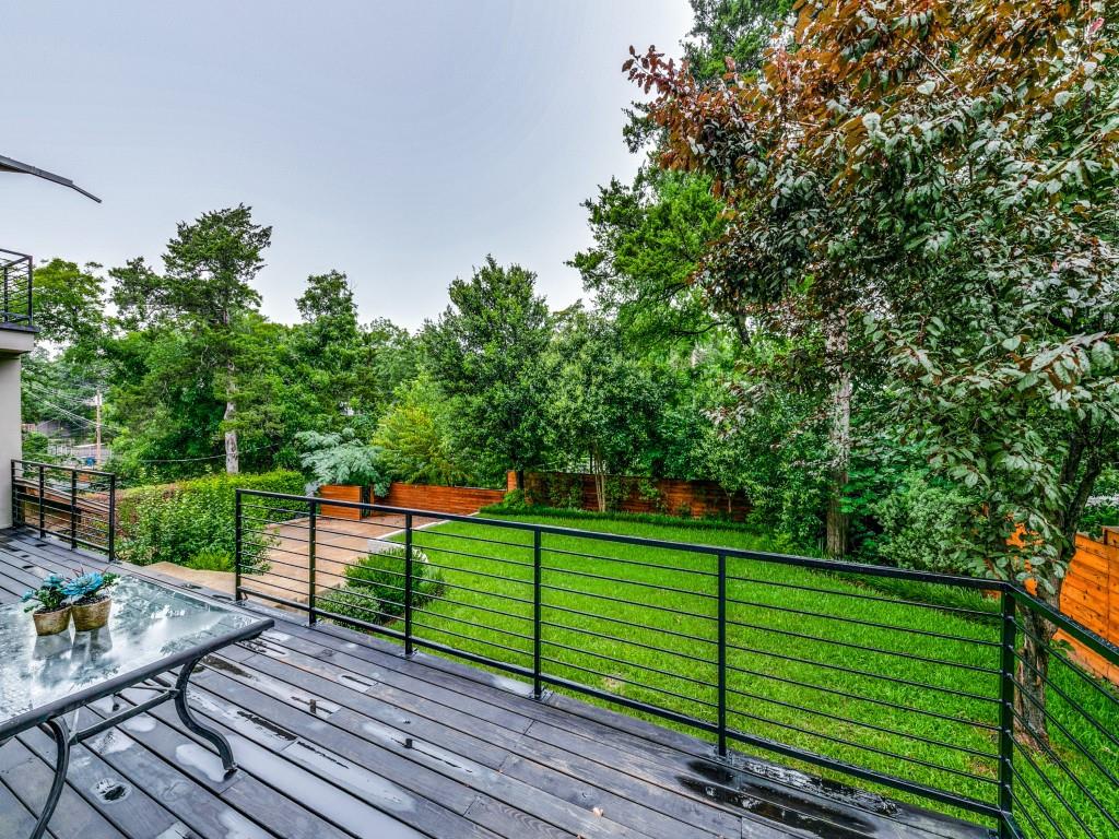 919 Knott Place Dallas, TX 75208 - Photo 22 of 25 a view of a backyard with a garden