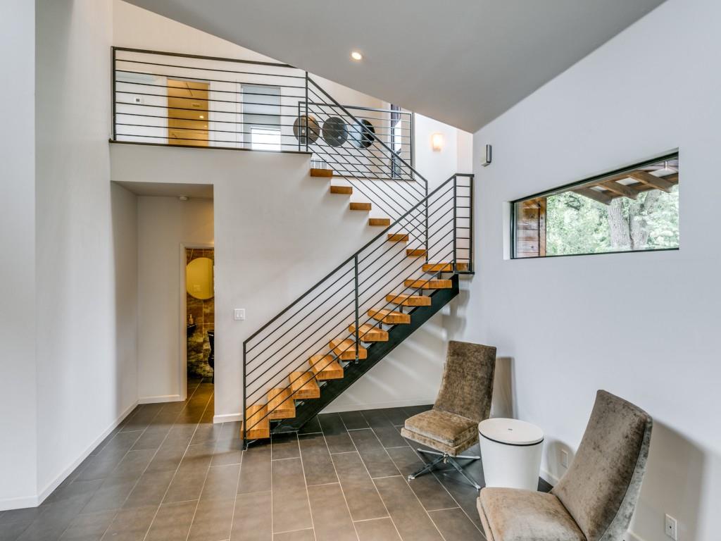 919 Knott Place Dallas, TX 75208 - Photo 4 of 25 a bathroom with a toilet and a hallway