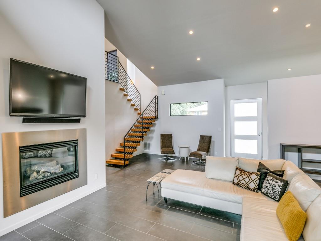 919 Knott Place Dallas, TX 75208 - Photo 5 of 25 a living room with furniture and a flat screen tv
