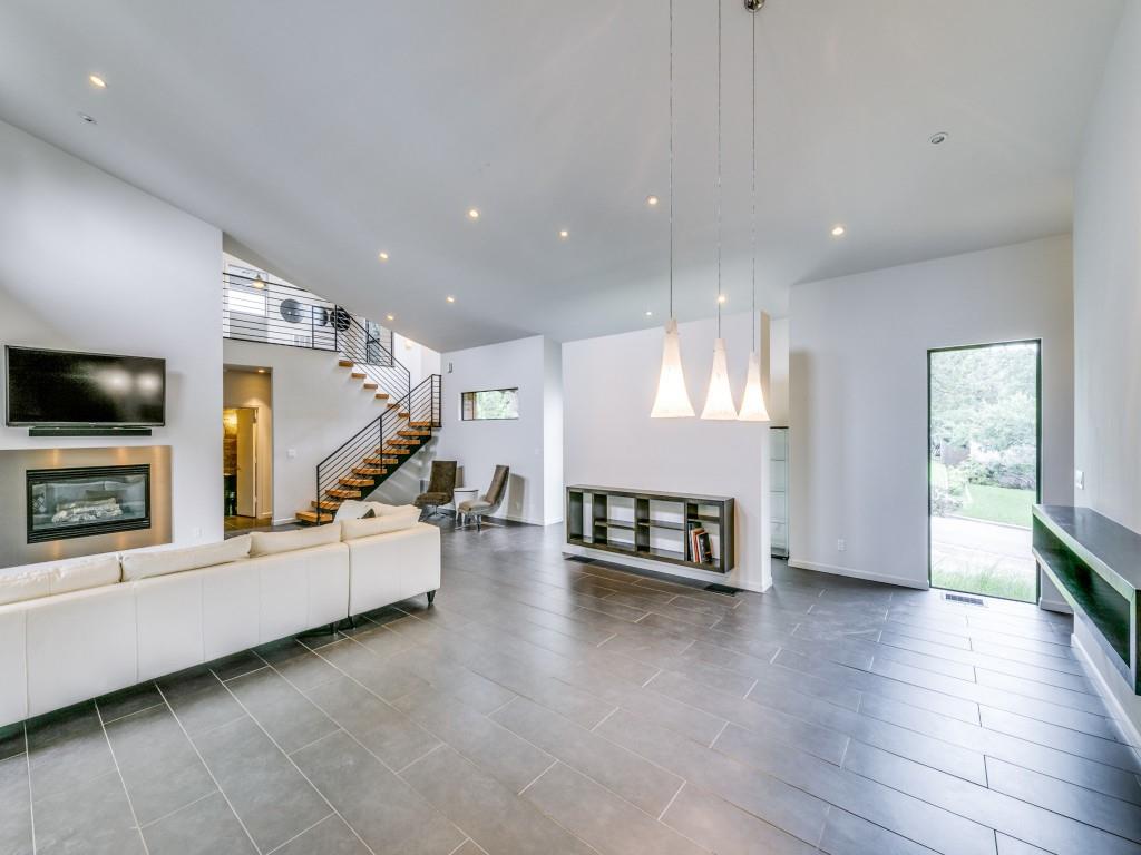 919 Knott Place Dallas, TX 75208 - Photo 7 of 25 a living room with furniture and a flat screen tv