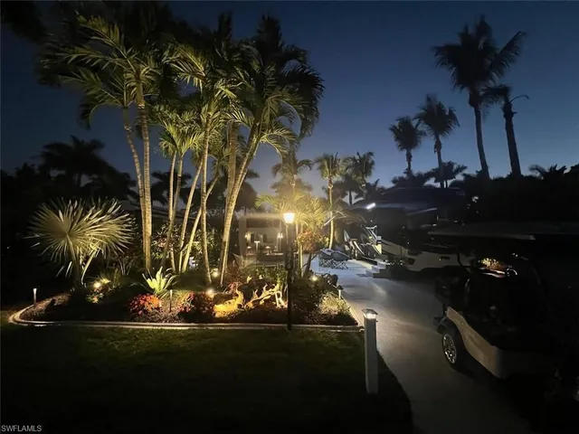a view of a yard in front of the house