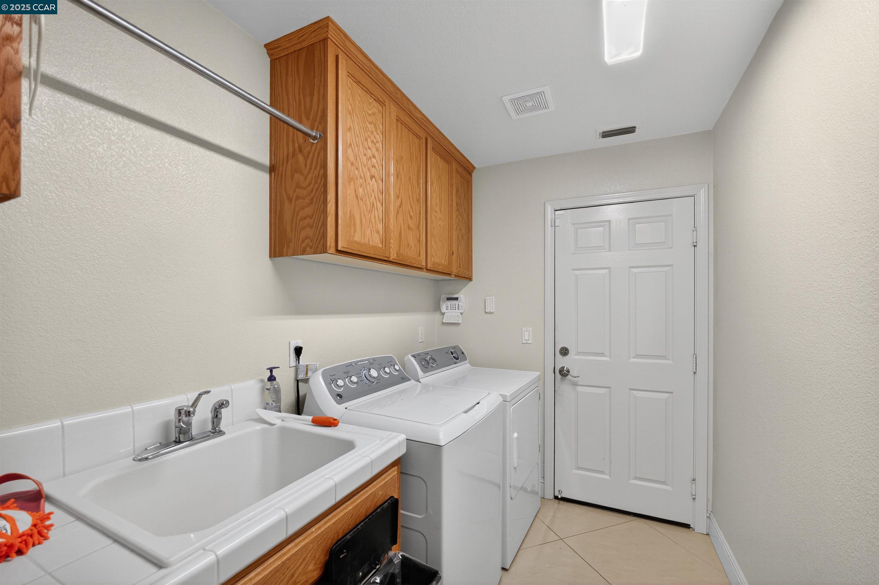 4100 Diorite Court Antioch, CA 94531 - Photo 28 of 35 a bathroom with a sink and a vanity