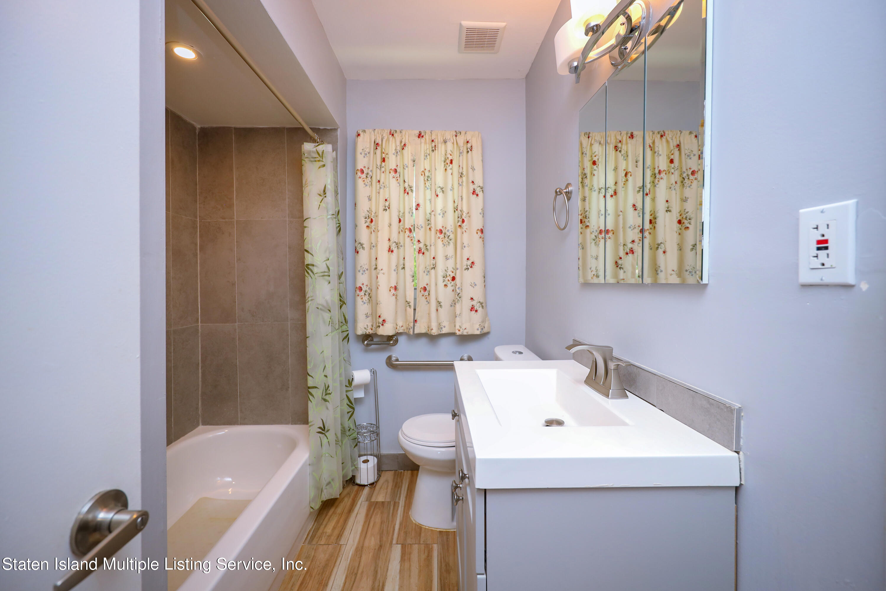 2209 Clove Road Staten Island, NY 10305 - Photo 12 of 38 a bathroom with a sink a toilet and a bathtub