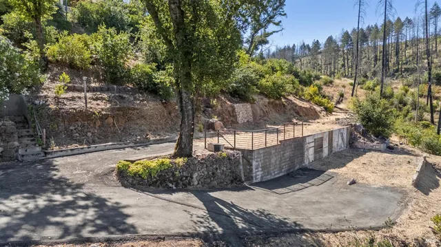 a view of a backyard