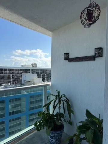 $3,000 | 2101 Brickell Avenue, Unit 2002, Miami, FL 33129
