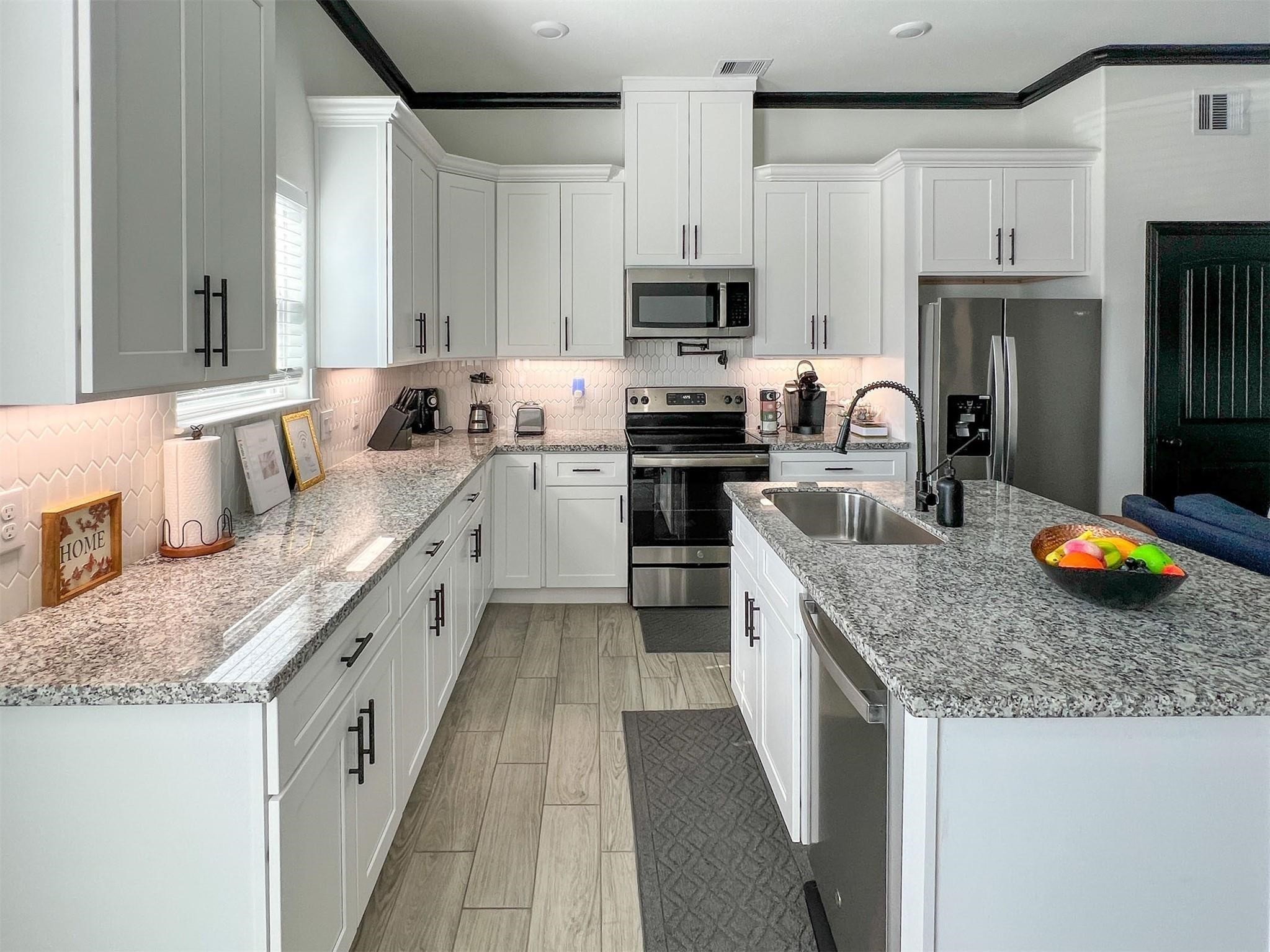 3407 Sakowitz Street, Unit AB Houston, TX 77026 - Photo 11 of 26 Spacious kitchen