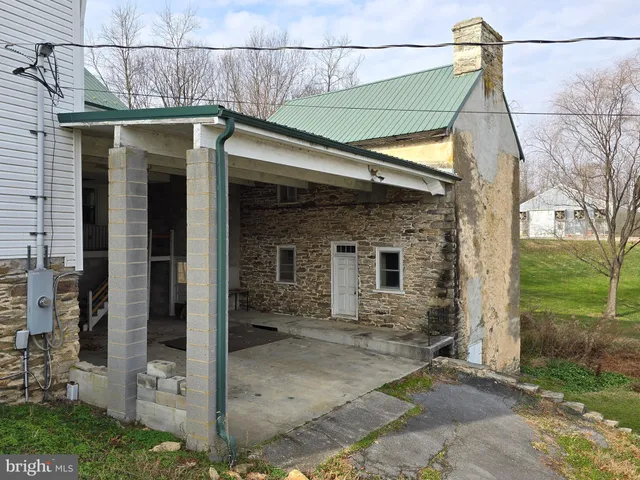 a view of a house with backyard