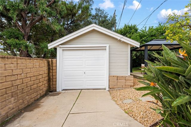 a view of a garage of the house