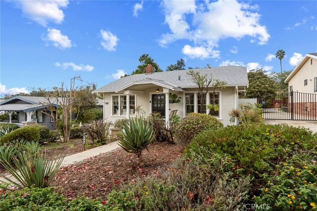 a view of a yard in front of house