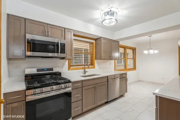 $1,950 | 8010 West Addison Street, Unit 1, Chicago, IL 60634