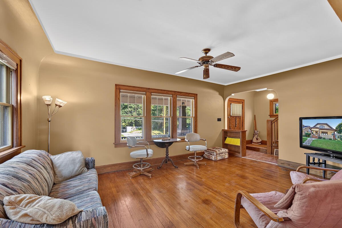 1127 Jefferson Street Racine, WI 53404 - Photo 3 of 21 Living Room