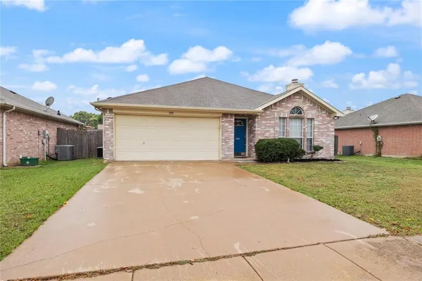 $279,000 | 1305 Misty Meadow Drive, Midlothian, TX 76065