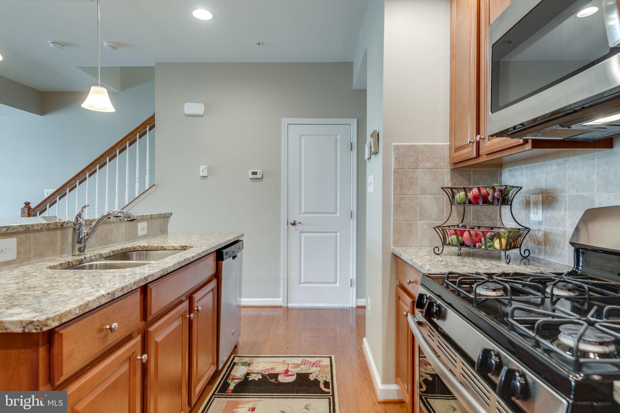7450 Brunson Circle Gainesville, VA 20155 - Photo 11 of 39 Kitchen - granite counters