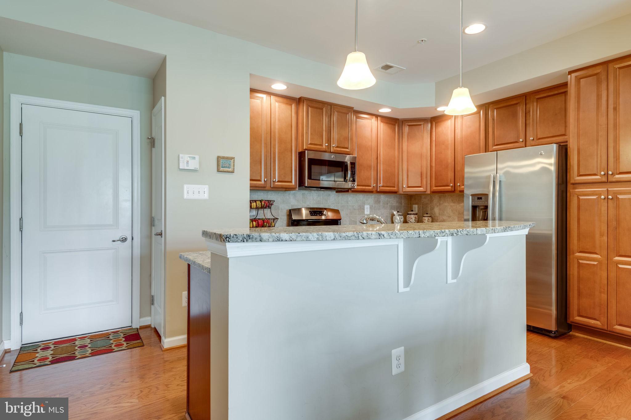 7450 Brunson Circle Gainesville, VA 20155 - Photo 9 of 39 Breakfast bar